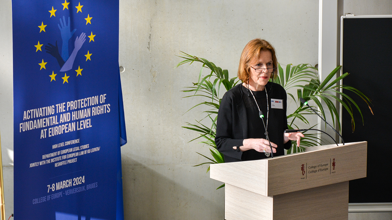 Síofra O’Leary à la conférence de haut niveau « Activer la protection des droits fondamentaux et des droits de l’homme au niveau européen » à Bruges, le 7 mars 2024